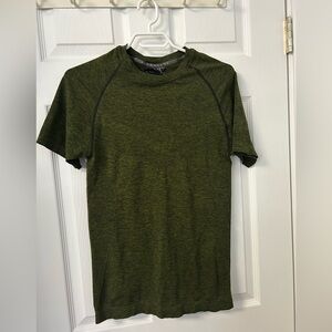 Alphalete Short Sleeve Crew Neck Tee in Olive Heather